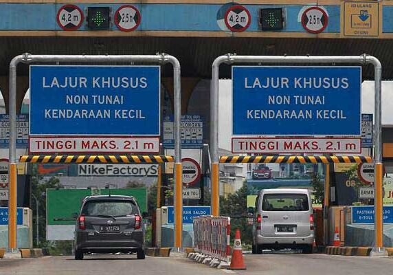 Kendaraan melintas di gerbang jalan tol Bekasi Barat I, Jawa Barat

