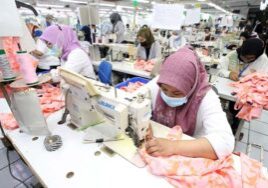 Sejumlah karyawan tengah memproduksi pakaian jadi di salah satu pabrik produsen dan eksportir garmen di Bandung, Jawa Barat, Selasa (25/1/2022)

