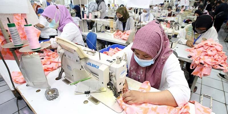 Sejumlah karyawan tengah memproduksi pakaian jadi di salah satu pabrik produsen dan eksportir garmen di Bandung, Jawa Barat, Selasa (25/1/2022)

