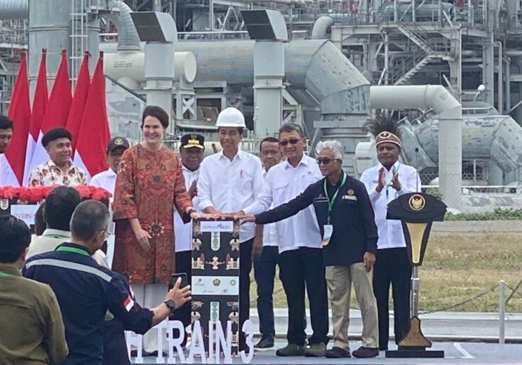 Presiden Jokowi meresmikan Proyek Strategis Nasional (PSN) Tangguh Train 3 lapangan gas Tangguh, Teluk Bintuni, Papua Barat, Jumat (24/11/2023).

