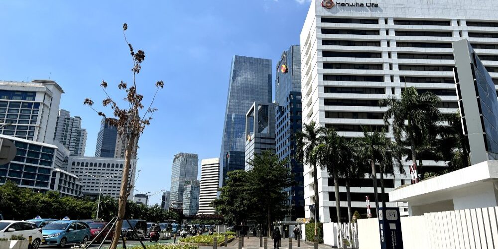Gedung-gedung bertingkat di jalan Jenderal Sudirman, Jakarta Selatan.

