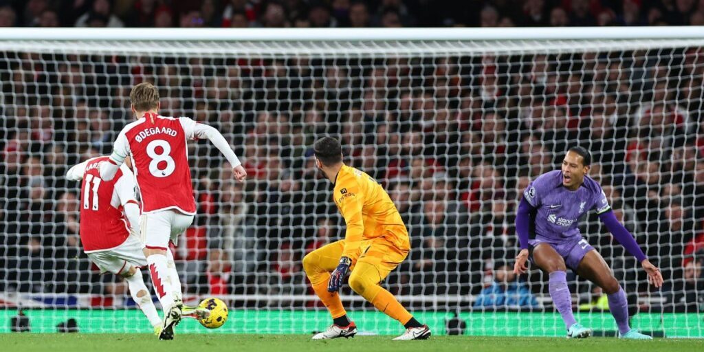 Gol Arsenal ke gawang Liverpool