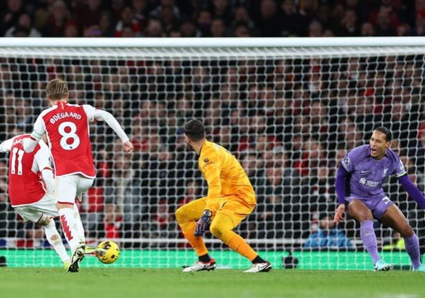 Gol Arsenal ke gawang Liverpool