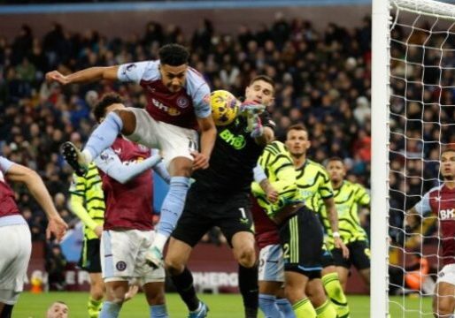 Serangan Aston Villa ke gawang Arsenal