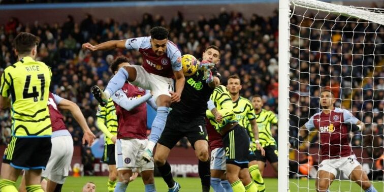 Serangan Aston Villa ke gawang Arsenal