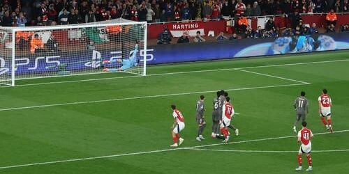 Gol Indah Declan Rice dari tendangan bebas
