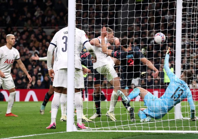 Gol Nathan Ake ke gawang Tottenham Hotspur