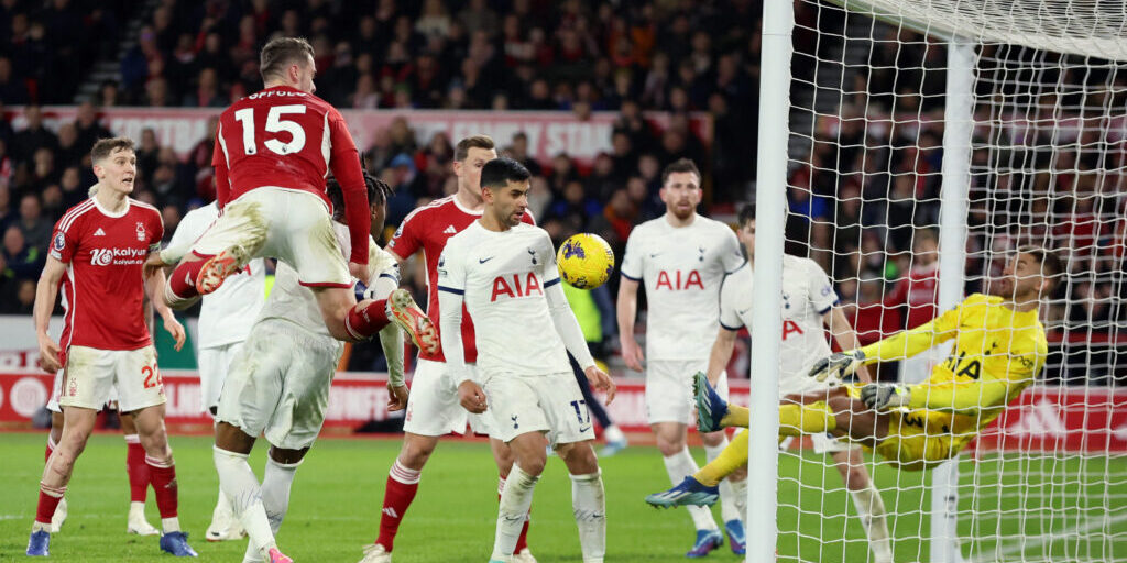 Gol Tottenham Hotspur ke gawang Forest