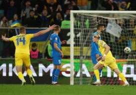 Gol Ukraina ke gawang Islandia