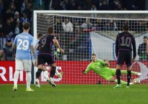 Gol penalty Lazio ke gawang Bayern