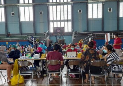 Kegiatan vaksin di GOR Dimyati Tangerang buat pedagang