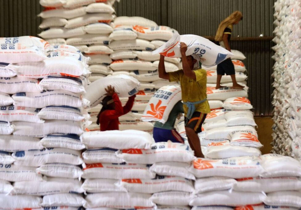 Aktivitas perdagangan beras di Pasar Induk Cipinang, Kamis (10/8/2023)

