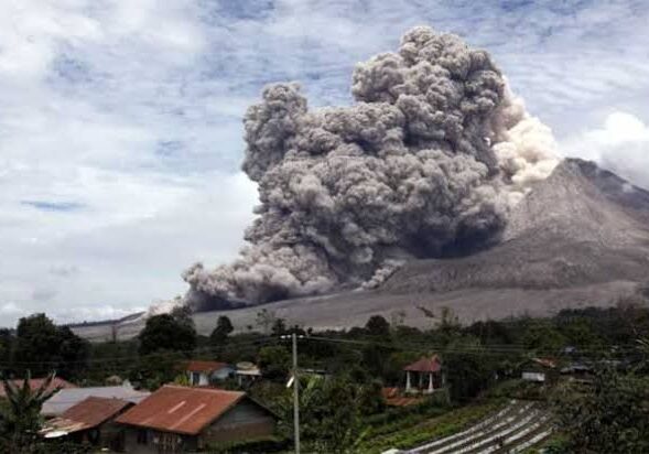Penampakan salah satu gunung api di Indonesia meletus dan mengalami erupsi.
