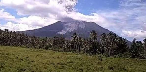 Gunung Ibu di Pulau Halmahera, Maluku Utara meletus dan mengeluarkan abu vulkanik setinggi 1000 meter, Rabu (9/8/2023) 