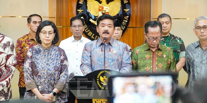 Menko Polhukam Hadi Tjahjanto bersama Menteri Keuangan Sri Mulyani menjawab pertanyaan wartawan saat konferensi pers usai penandatanganan berita acara serah terima dan penetapan status penggunaan aset properti di Jakarta, Jumat, 5 Juli 2024. Aset ini akan diserahkan kepada Mahkamah Konstitusi, Kementerian Pertahanan, Kementerian Keuangan, Kementerian Agama, Kementerian Kelautan dan Perikanan, Badan Intelijen Negara (BIN), badan Pengawasan Pemilu, BPS, dan Ombudsman.