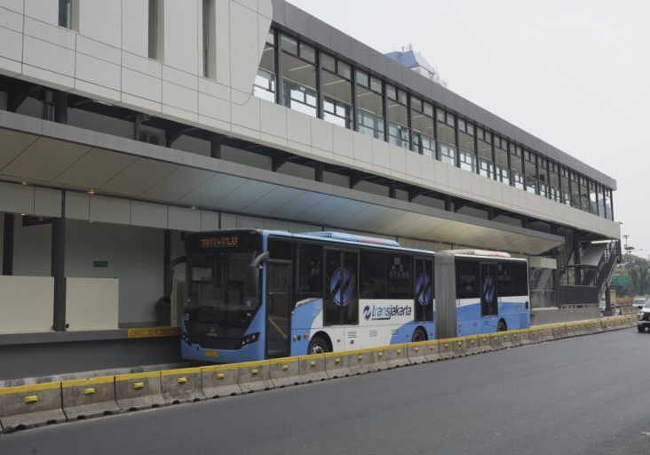 Halte Transjakarta Gatot Subroto LIPI Mampu Tampung 924 Orang Usai Revitalisasi. Kapasitas Halte Transjakarta Gatot Subroto LIPI mengalami peningkatan menjadi 924 pelanggan usai dilakukan revitalisasi

