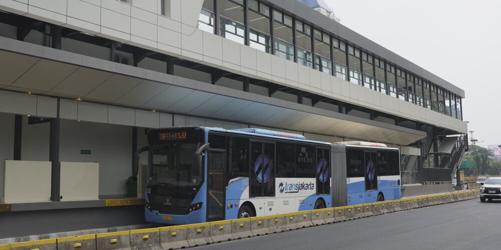 Halte Transjakarta Gatot Subroto LIPI Mampu Tampung 924 Orang Usai Revitalisasi. Kapasitas Halte Transjakarta Gatot Subroto LIPI mengalami peningkatan menjadi 924 pelanggan usai dilakukan revitalisasi

