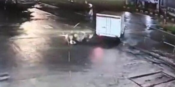 Sopir ekspedisi menabrak kawanan begal yang akan merebut motor milik seorang driver ojol di Jalan Gaya Motor Raya, Sunter, Jakarta Utara.