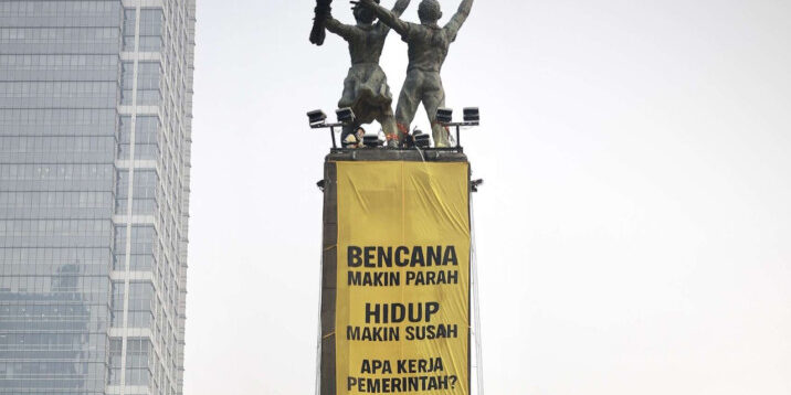 Bertepatan dengan dua tahun pemerintahan Prabowo-Gibran, Greenpeace Indonesia menggelar aksi damai di Bundaran HI, Jakarta Pusat, mendesak pemerintah lebih serius menangani krisis iklim yang mengancam kehidupan masyarakat. /Greenpeace Indonesia