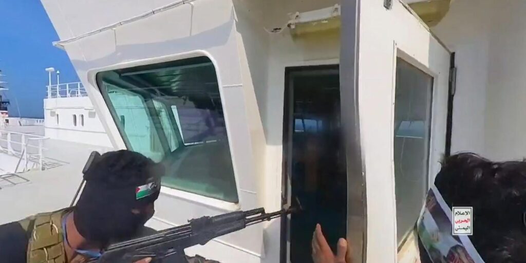 Houthi Yaman menyerang kapal cargo
