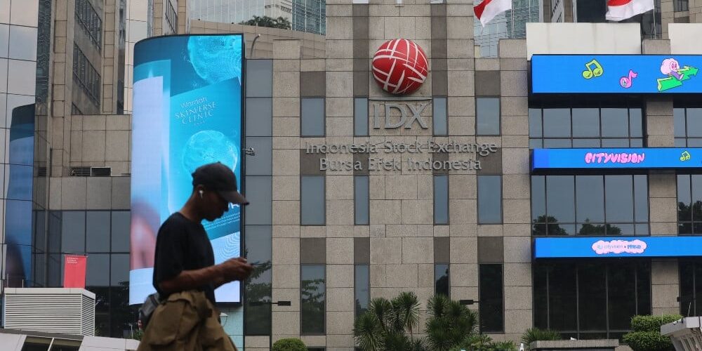 Warga melintasi kantor PT Bursa Efek Indonesia di Jakarta

