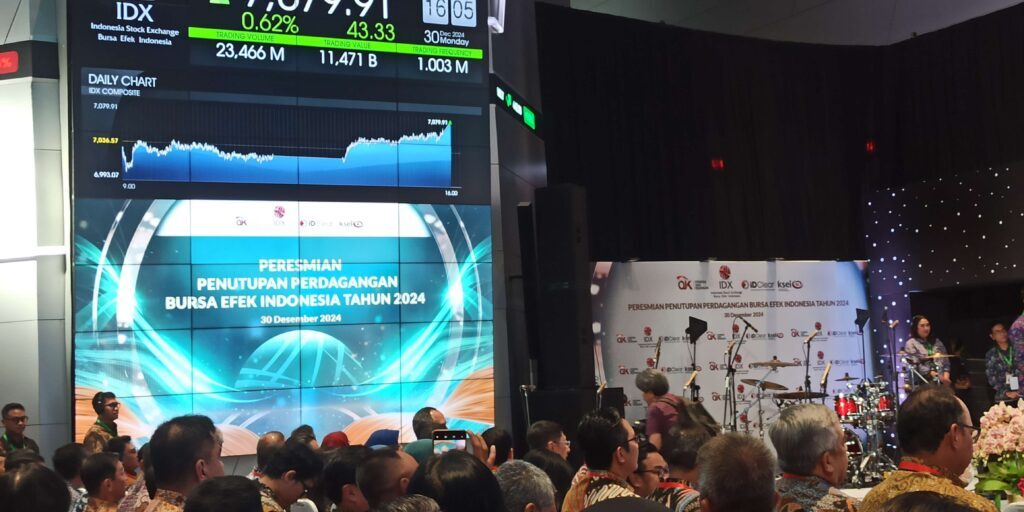 Suasana Main Hall Bursa Edek Indonesia dimana terdapat papan elektronik berisi informasi pergerakan IHSG.