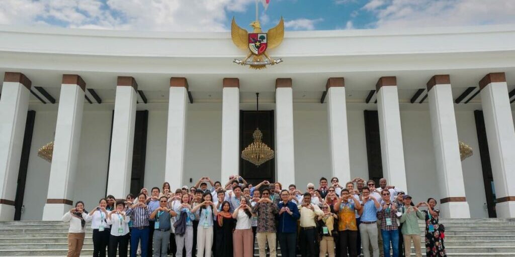 Otorita IKN menjadi tuan rumah kegiatan International Capacity Development Program (ICDP) for Coal Regions in Transition yang dihadiri oleh 43 delegasi internasional dari beragam negara yang diselenggarakan di Swissôtel Nusantara dan kunjungan lapangan ke Pembangkit Listrik Tenaga Surya (PLTS) Nusantara pada Kamis (16/10/2025)


