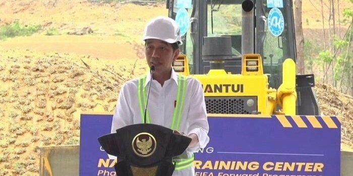 Presiden Joko Widodo (Jokowi) melakukan groundbreaking pusat pelatihan atau training center Sepakbola di Kawasan Ibu Kota Nusantara, Kalimantan Timur, Jumat (22/9/2023). 


