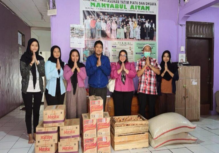 PT Indah Kiat Pulp and Paper Tangerang membagikan santunan kepada ratusan yatim dan piatu pada dua yayasan