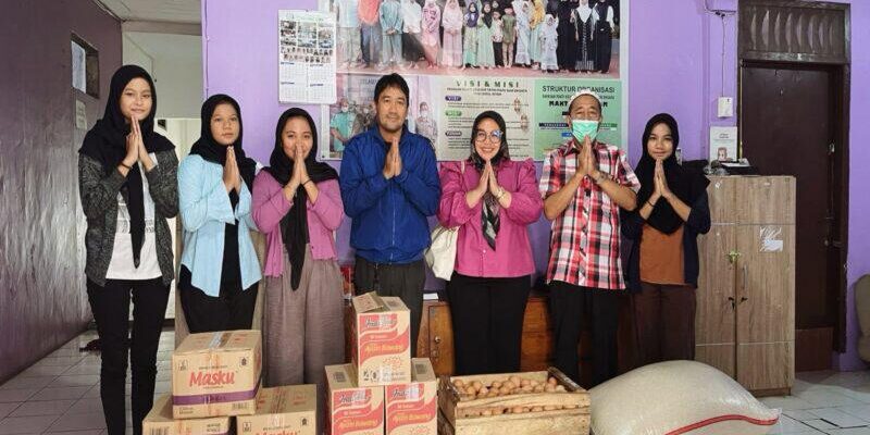 PT Indah Kiat Pulp and Paper Tangerang membagikan santunan kepada ratusan yatim dan piatu pada dua yayasan