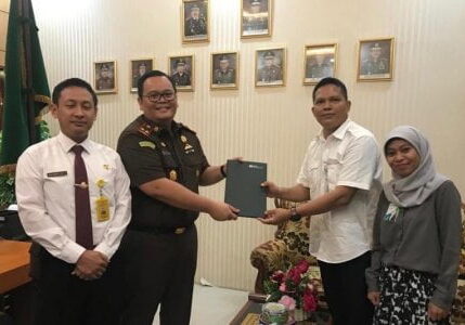 Kepala Kantor Badan Penyelenggara Jaminan Sosial (BPJS) Ketenagakerjaan Cabang Tarakan, Wira Sirait menyerahkan Surat Kuasa Khusus (SKK) kasus tunggakan iuran perusahaan ke Kepala Kejaksaan Negeri Bulungan Ricky Tommy Hasiholan di Tanjung Selor, Rabu (15/1/2020) | BPJS Ketenagakerjaan