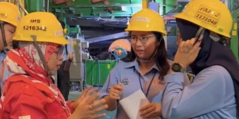 Jupe saat berkoordinasi dengan rekan kerjanya

