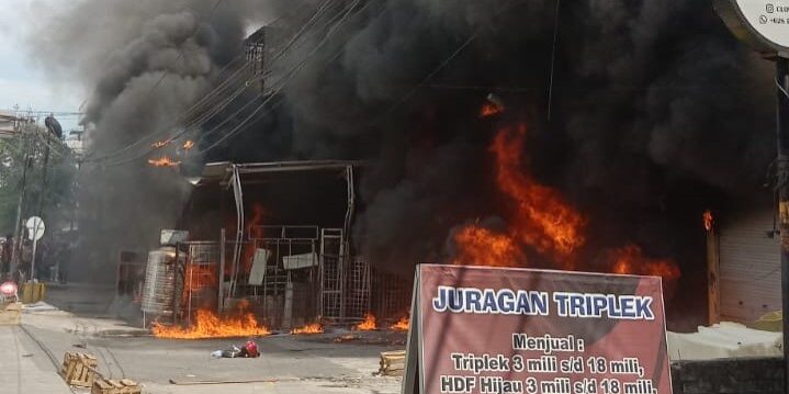 Ruko Lantai tiga Terbakar 