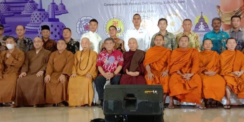Wakil Bupati Deli Serdang HM Ali Yusuf Siregar foto bersama dengan tokoh umat Buddha 