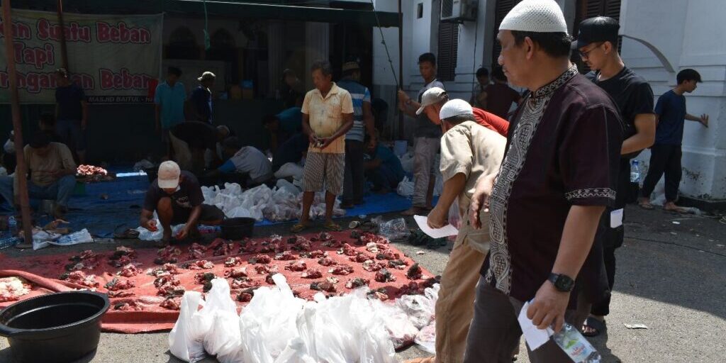 Keluarga besar PN Medan Kelas IA Khusus melakukan penyembelihan hewan kurban