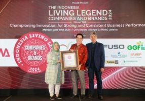 Tjiwi Kimia menerima penghargaan Indonesia Best Living Legend Companies & Brands 2024 