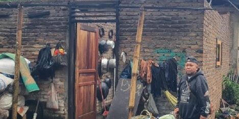 Satu bangunan rumah yang rusak hingga atapnya berterbangan

