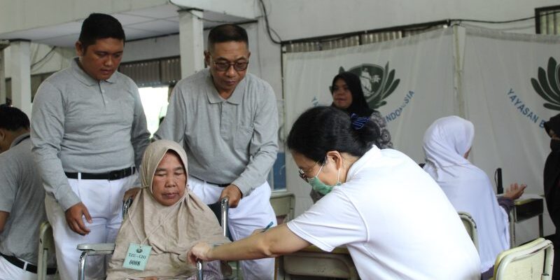 Para relawan Tzu Chi APP Group menggelar bakti sosial kesehatan