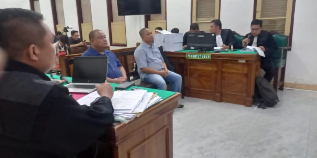 Mantan Bupati Langkat TRP (kiri) dan abangnya IP masing-masing dituntut 5 tahun penjara

