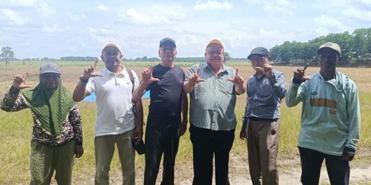 Dirut Serayu Group, Hasan Tjoa, Komut PT Ha Cheng SB Rudy Setiawan berfoto bersama masyarakat di lokasi akan dilakukan penanaman Pohon Kayu Balsa di Tulang Bawang Lampung