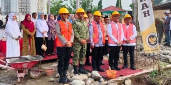 Wakil Menteri Haji dan Umrah (Wamenhaj) RI, Dahnil Anzar Simanjuntak berfoto bersama usai melakukan peletakan batu pertama pembangunan Pembangunan Pusat Layanan Haji dan Umrah Terpadu
