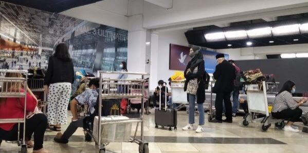 Penumpang menanti bagasi pesawat beraneka bentuk, tidak hanya berbentuk koper di terminal 3 Bandara Soekarno-Hatta. (Foto: Fadmin Malau)