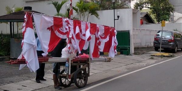 Pedagang bendera Merah Putih keliling sedang mangkal pada satu kawasan di Jakarta Pusat. (Foto: Anwar Hasibuan)
