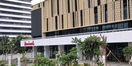 Sarinah pusat perbelanjaan tertua di Jakarta, kini sudah berubah total gedungnya. (Foto: Fadmin Malau)