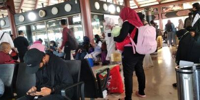 Calon penumpang di bandara Soekarno-Hatta, menanti keberangkatan. (Foto; Fadmin Malau)

