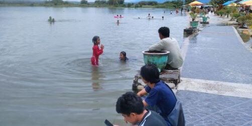 Pantai Danau Toba di Porsea Kabupaten Toba Sumatera Utara yang dahulunya terlantar, penuh dengan enceng gondok, kini ditata menjadi tempat wisata. (Foto: Fadmin Malau)