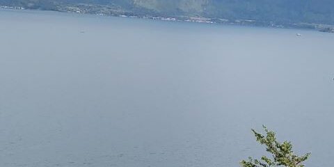Danau Toba dari Panatapan Parapat terlihat Pulau Samosir. (Foto: Fadmin Malau)

