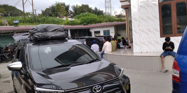 Mesjid Taqwa di kota Siborong-borong Tapanuli Utara Sumatera Utara selalu jadi tempat istirahat para pengendara, bukan saja pada saat mudik lebaran. (Foto: Fadmin Malau)

