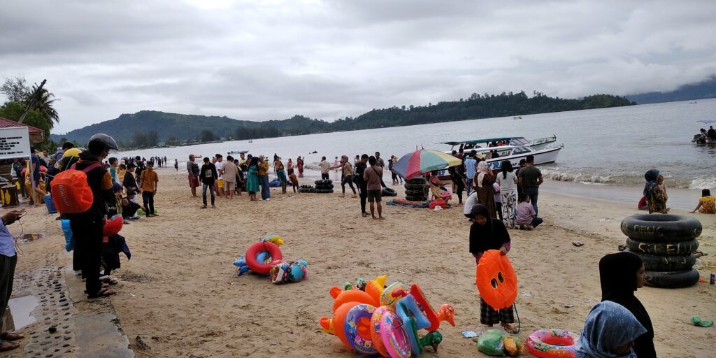 Pantai Kalangan ramai pengunjung saat libur Lebaran. (Foto: Fadmin Malau)