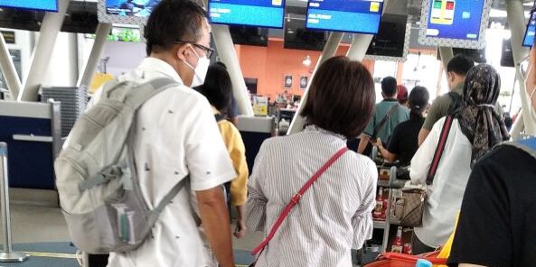 Trafik lebaran 2026, check-in di counter maskapai di Bandara Kualanamu untuk arus balik. (Foto: Fadmin Malau)